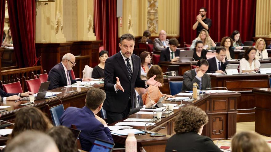 La crisis de la vivienda domina el pleno del Parlament y vuelve a enfrentar al Govern con la izquierda