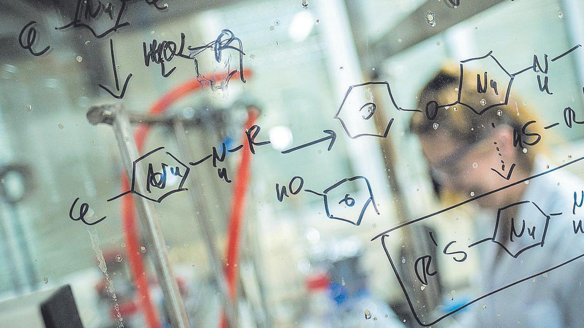 Pizarrra de uno de los laboratorios del IPNA-CSIC en La Laguna con fórmulas químicas escritas.