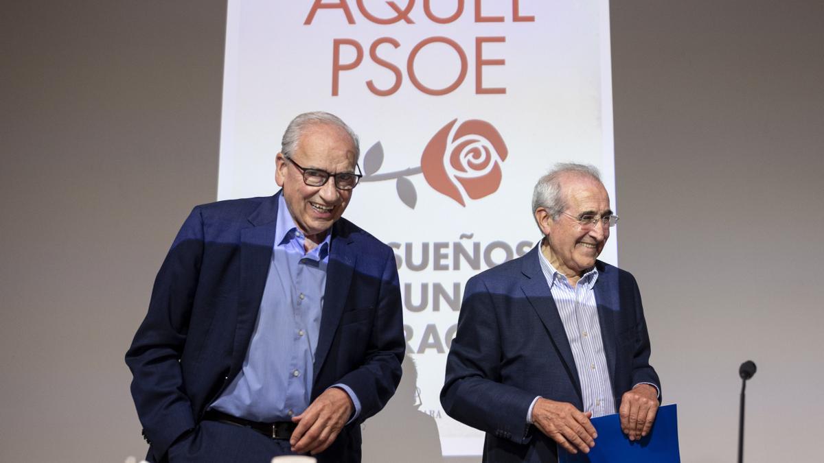 El exministro del PSOE Virgilio Zapatero, acompañado por el exvicepresidente Alfonso Guerra durante la presentación de su libro &quot;Aquel PSOE, los sueños de una generación&quot;.