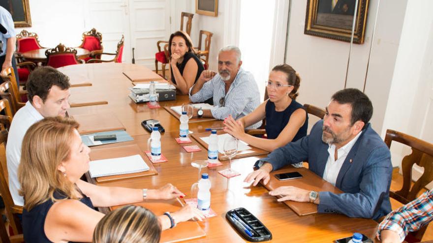 El alcalde, en el centro a la derecha, y la consejera, justo enfrente de él, ayer en la reunión.