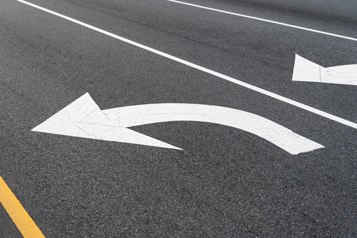 La función principal de las marcas viales es ordenar el tráfico y guiar al conductor