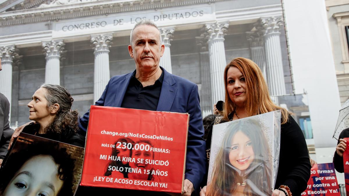 Los padres de Kira López, una niña que se suicidó a los 15 años a causa del acoso escolar, entregando más de 230.000 firmas en el Congreso de los Diputados con motivo del Día Internacional contra Violencia, Acoso Escolar y Ciberacoso
