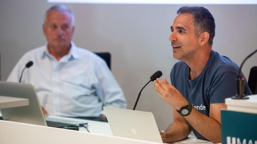 Francesc Sòria, en primer pla, i Lluís Basiana durant l'assemblea ordinària de l'any passat