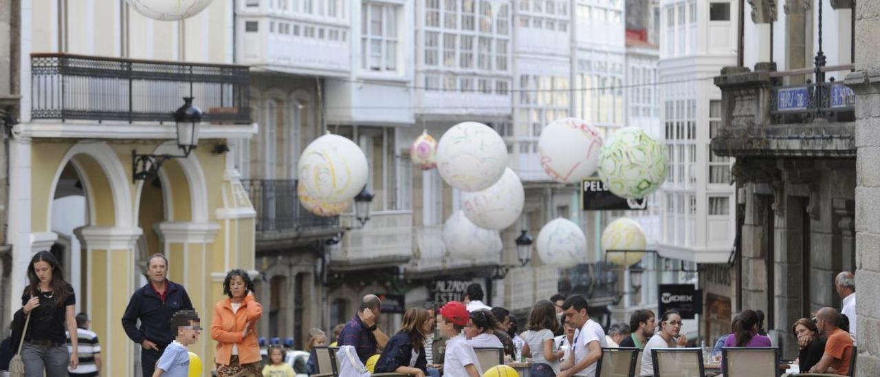 Niños y adultos en una calle de Betanzos.   | // JUAN VARELA