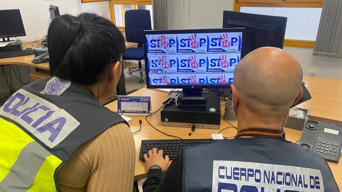 Agentes de la Policía Nacional de delitos informáticos en una imagen de archivo.