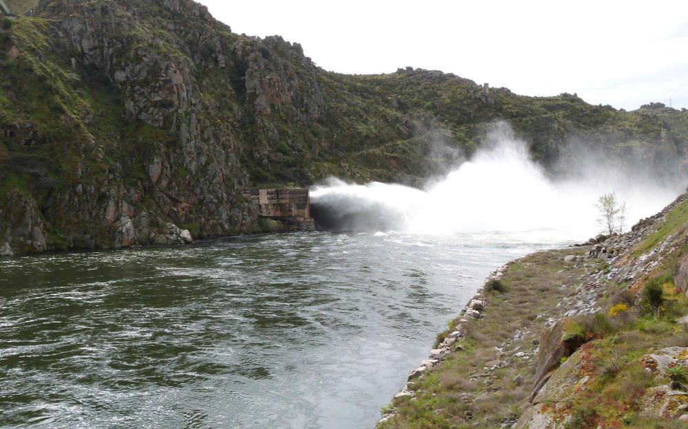 Las presas de Zamora abren los aliviaderos