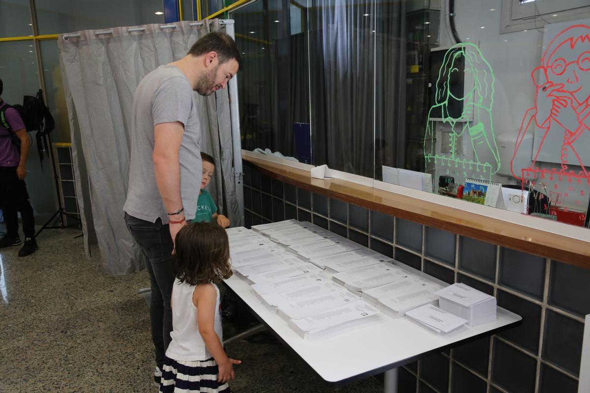 Ambiente durante la jornada de votación en les Escoles Pies de Balmes, en Barcelona