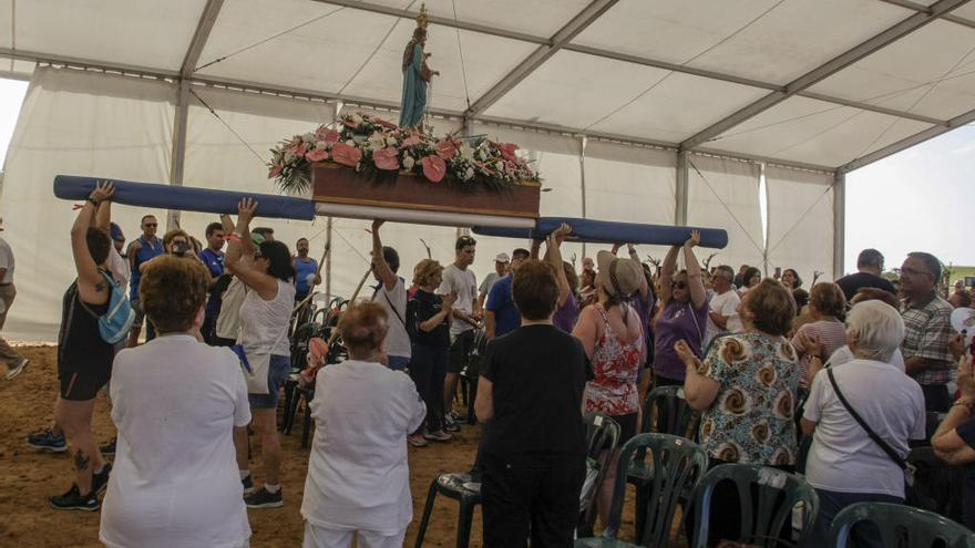 Momentos finales de la romería cuando entran la imagen de la virgen en la carpa.