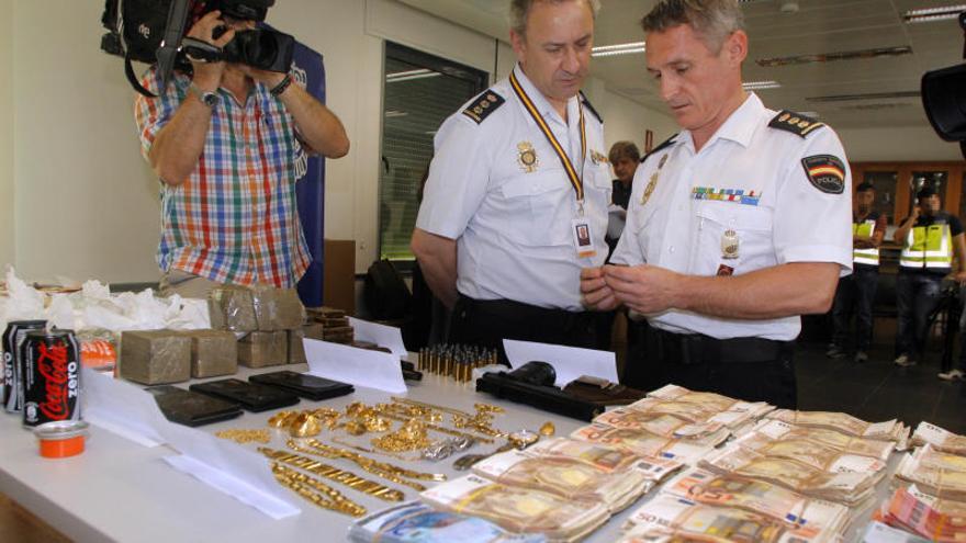 Del Olmo (d.) y Navarro, junto al dinero la droga y los objetos incautados en la operación policial.