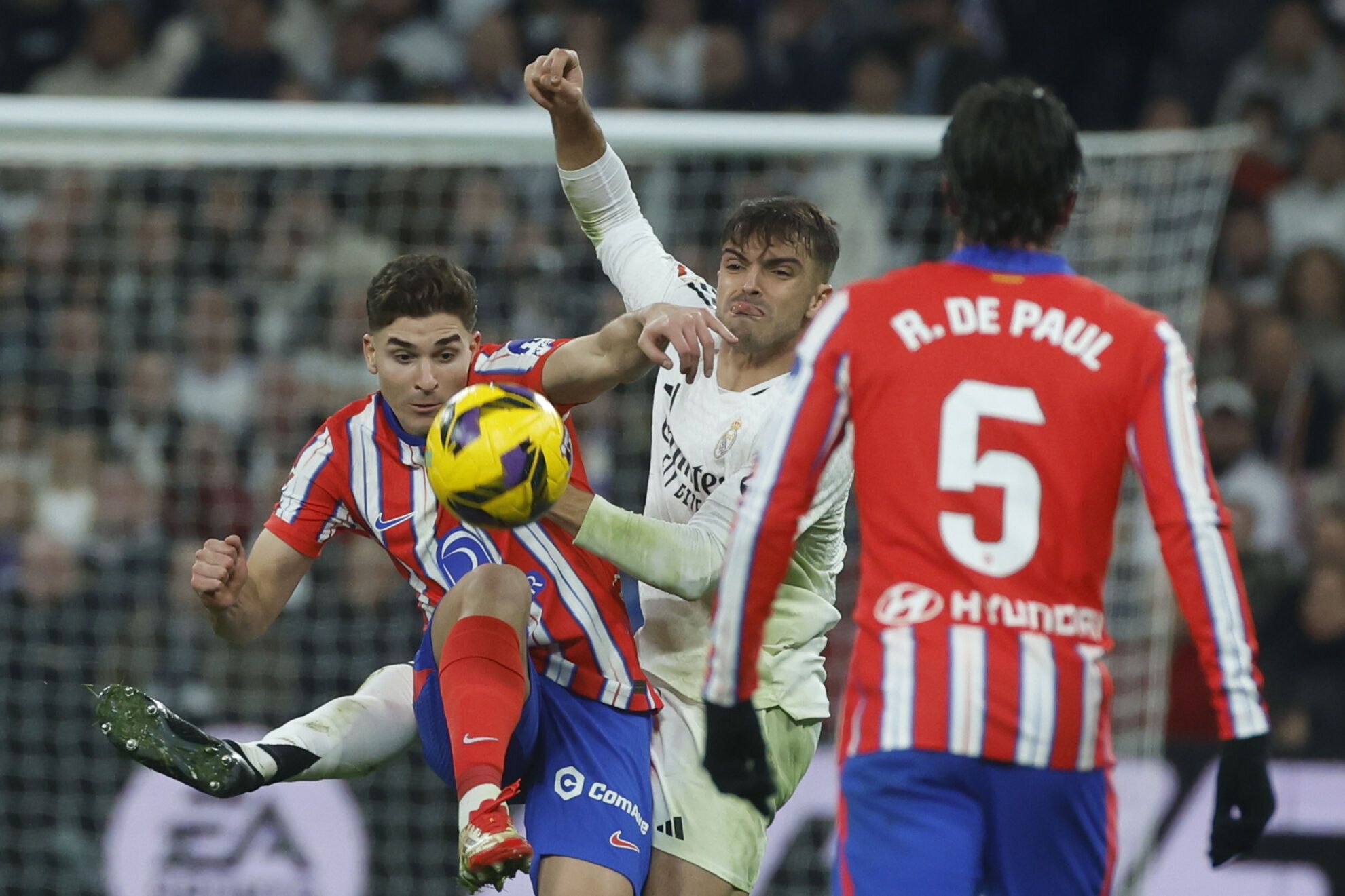 MADRID, 08/02/2025.- El delantero del Atlético de Madrid, Julián Álvarez (i), disputa el balón ante el defensa del Real Madrid, Asencio, durante el partido de LaLiga de fútbol que Real Madrid y Atlético de Madrid disputan este sábado en el estadio Santiago Bernabéu. EFE/Juanjo Martín