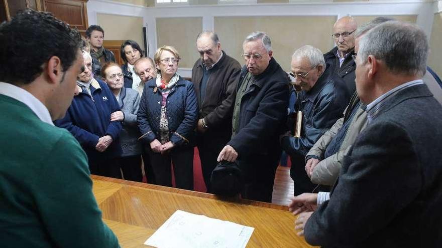 Miguel Ángel Gómez señala un escrito durante una visita realizada al Concello de Rodeiro. // Bernabé/Gutier