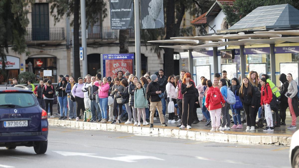 Huelga de autobuses en Mallorca: caos en las horas puntas y paradas a rebosar