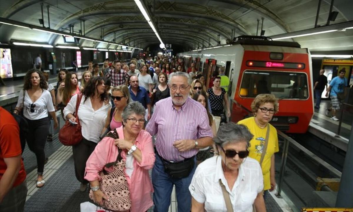 Viatgers a l’estació de Plaça de Catalunya de Ferrocarrils de la Generalitat. Viatgers a l’estació de Plaça de Catalunya de Ferrocarrils de la Generalitat.