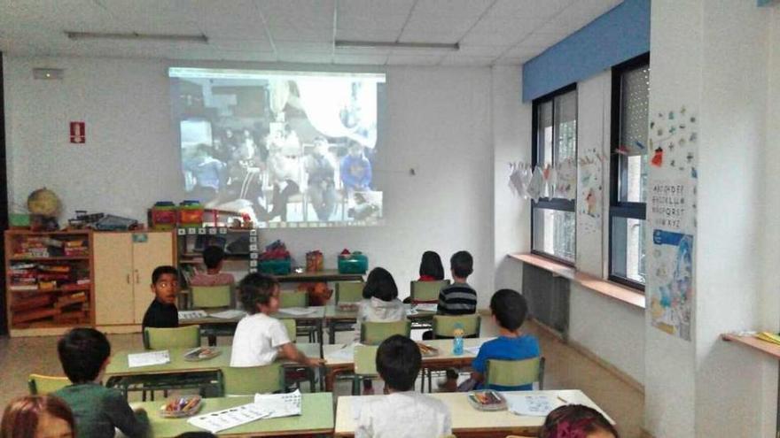 Los escolares de A Rúa, en una videoconferencia con sus compañeros de proyecto y, abajo, preparando una visita turística al monte Facho. // S..A.