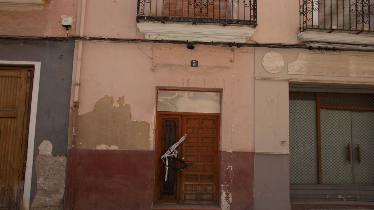 Imagen de la vivienda de la calle Noguera de Xàtiva captada ayer, con el balcón tapiado y el acceso cerrado.