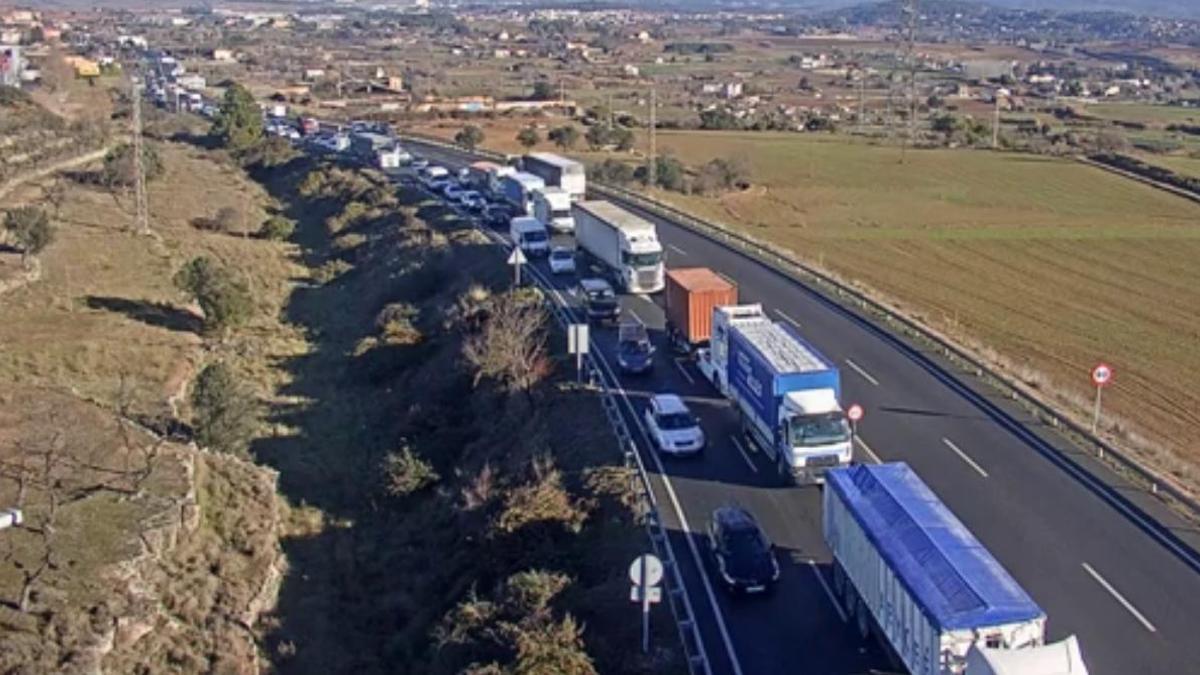 Cues a la C-55 a causa de l'avaria d'un camió