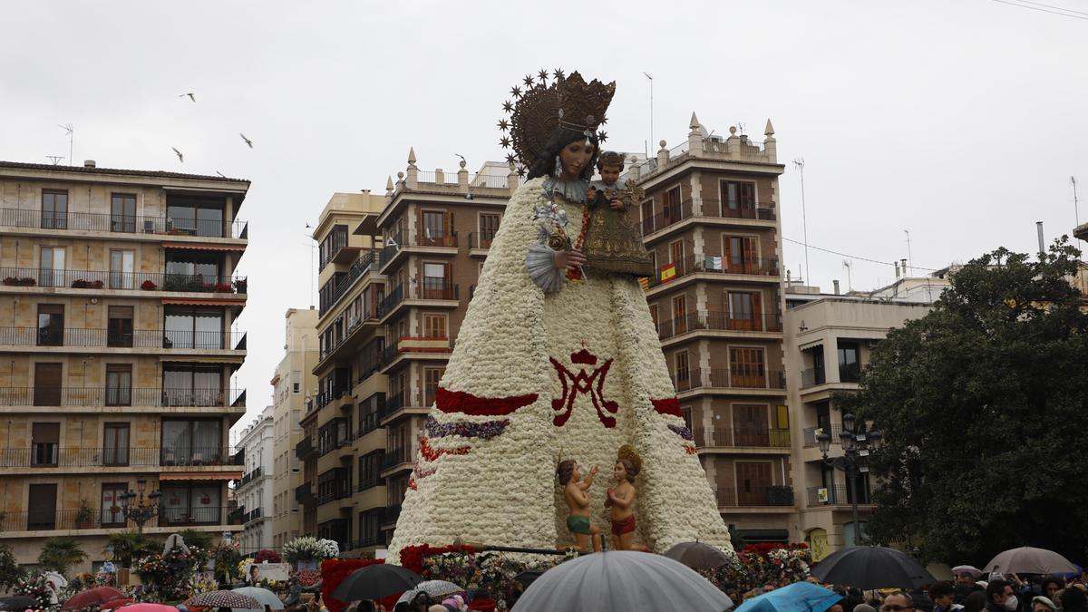 La Mare de Déu tras la ofrenda.