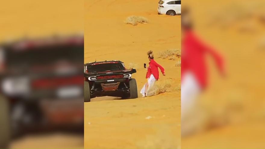 Una mujer casi es atropellada en el Dakar