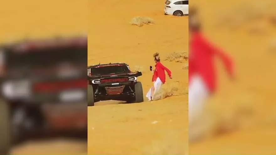 Así ha sido el momento en el que una mujer casi es atropellada en el Dakar