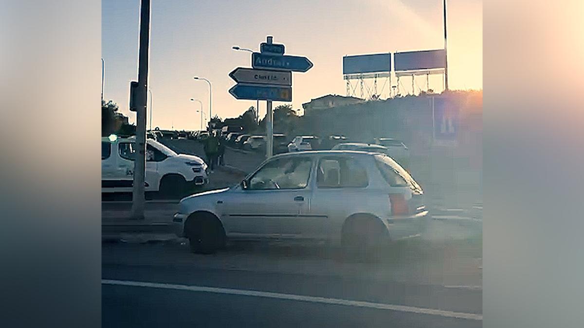 Los coche formaron una hilera en el acceso a la Vía de Cintura.