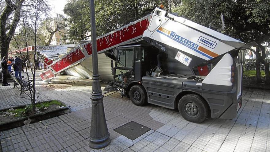 Conyser tira un puesto del paseo cacereño de Cánovas y hasta 11 horas después no empieza a repararse