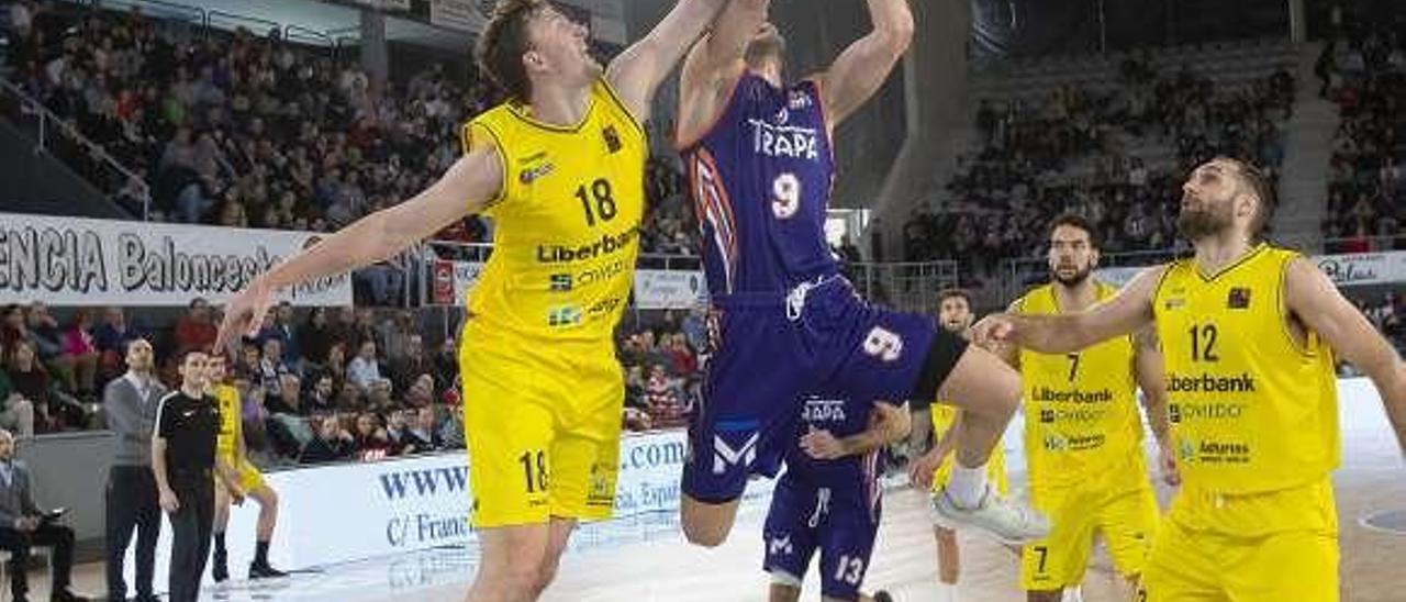 Steven Spieth tapona a Zubizarreta en el partido del domingo ante Arteaga y Van Zegeren.