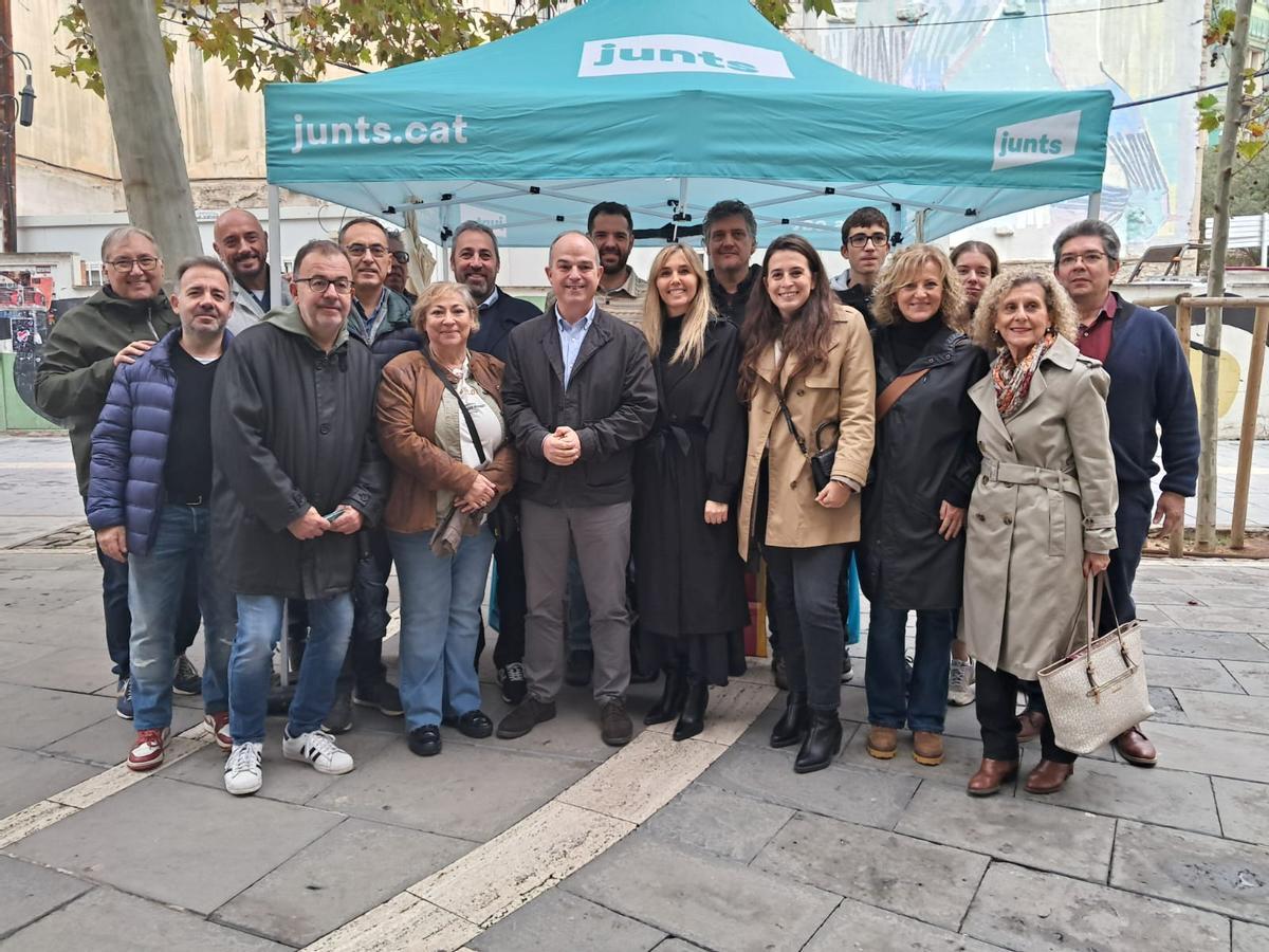 Turull amb militants de Junts que l'han anat a rebre a la carpa que han posat a l'inici del Passeig