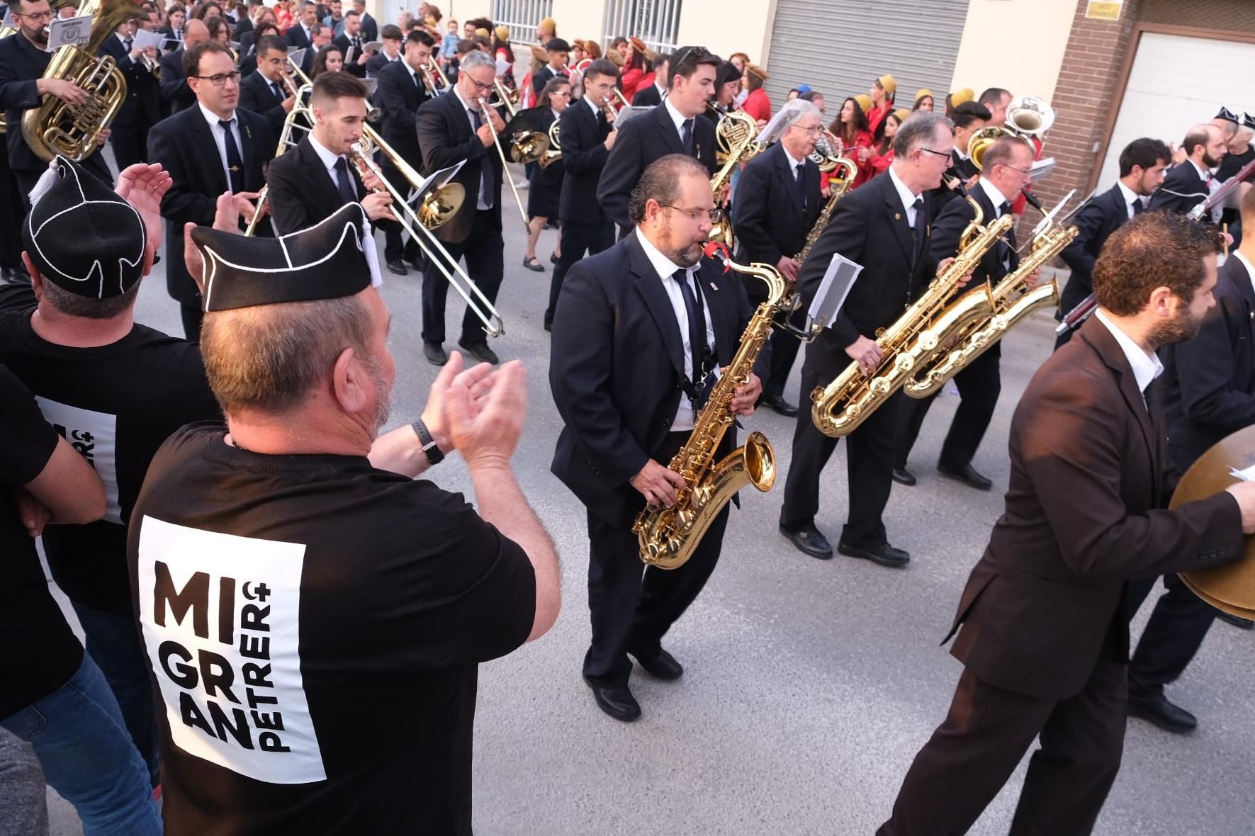 Los músicos recibieron los aplausos y el reconocimiento de los festeros durante su Entrada Saludo a Petrer.