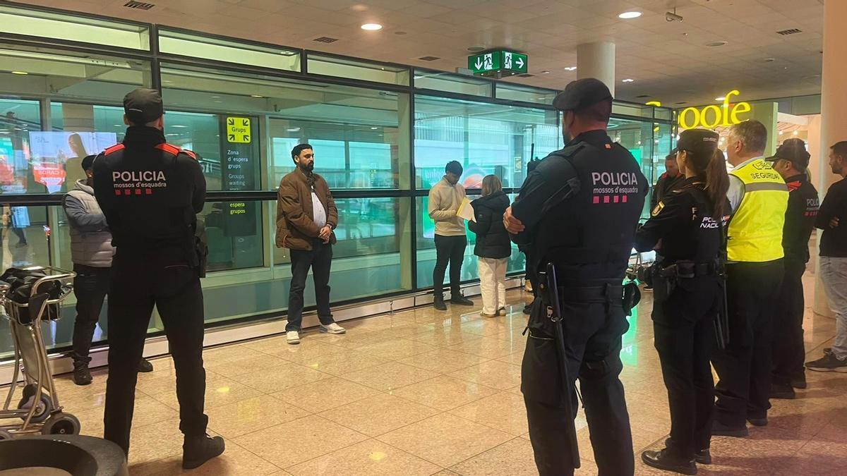 Dispositivo policial en El Prat contra los taxistas pirata y explotación laboral en los traslados al aeropuerto