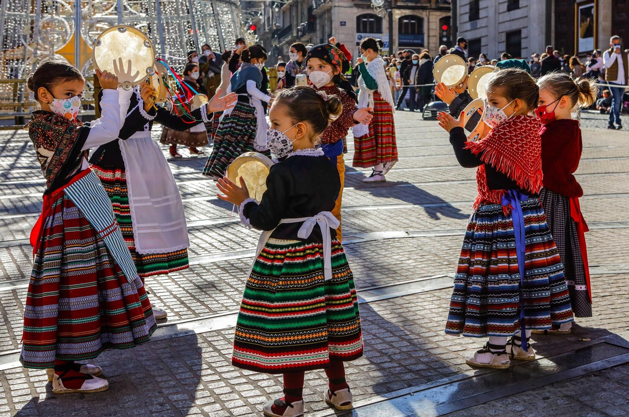 Alcoy da el pistoletazo de salida a su Trilogía del Nadal con el desfile de les Pastoretes