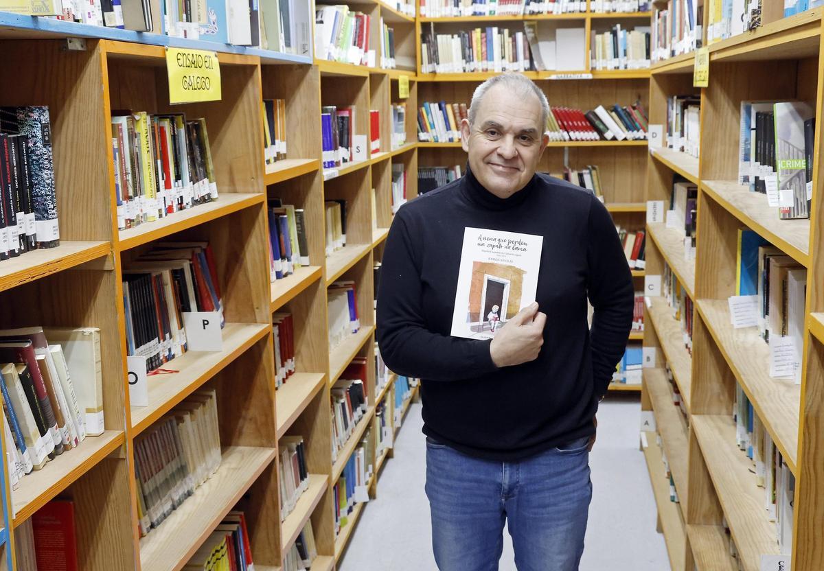 Ramón Nicolás, onte, cun exemplar do seu libro sobre Begoña Caamaño