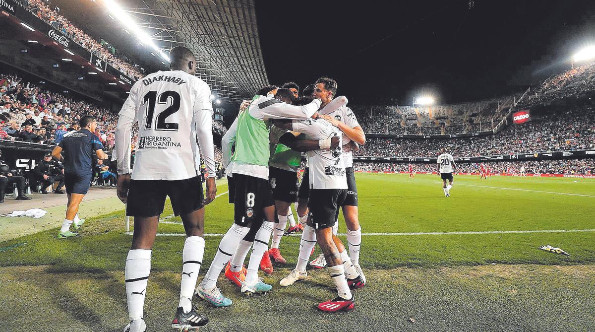 El equipo valencianista celebrando el gol ante el CA Osasuna