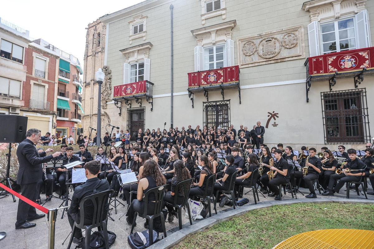 La banda del Conservatorio de Orihuela ha amenizado el acto.