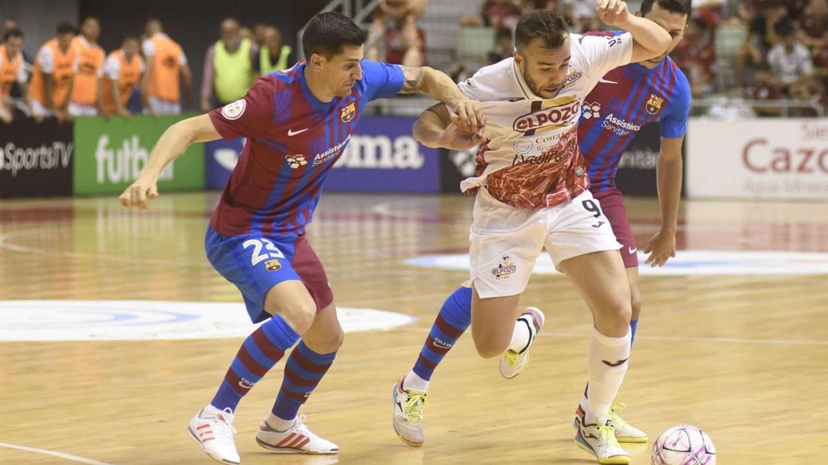 Rafa Santos controla el balón en ElPozo-Barça de los cuartos de final de liga. | ISRAEL SÁNCHEZ