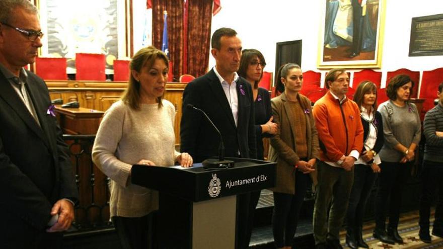 Un instante de la lectura del manifiesto en el Ayuntamiento en Elche