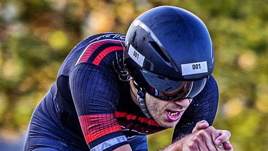 El triatleta estradense en pleno esfuerzo sobre su bicicleta.