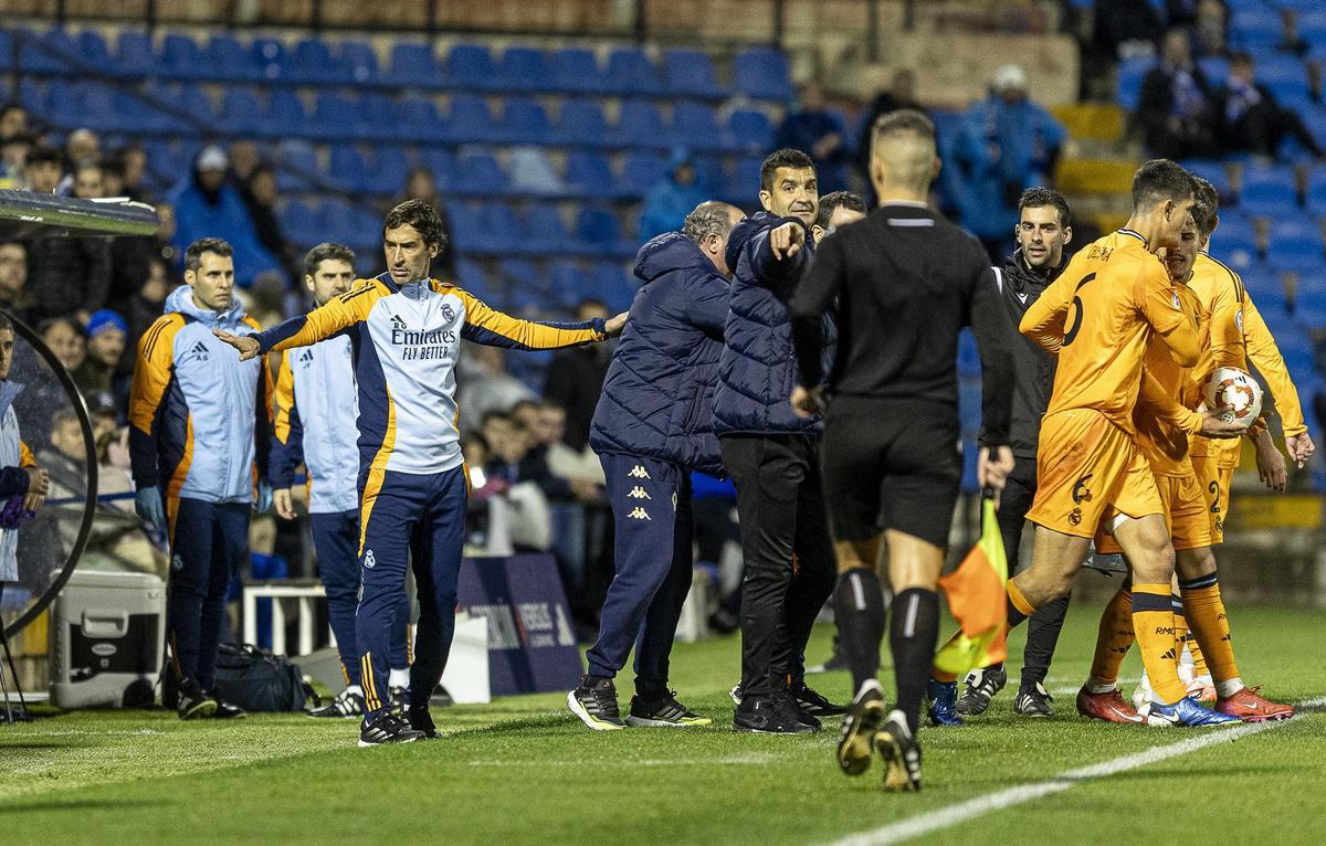 Rubén Torrecilla le hace indicaciones al cuarto árbitro mientras Raúl González pide calma a sus futbolistas, en Alicante.