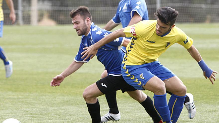 A la derecha, Alberto Quintana, durante un partido con el Cádiz.