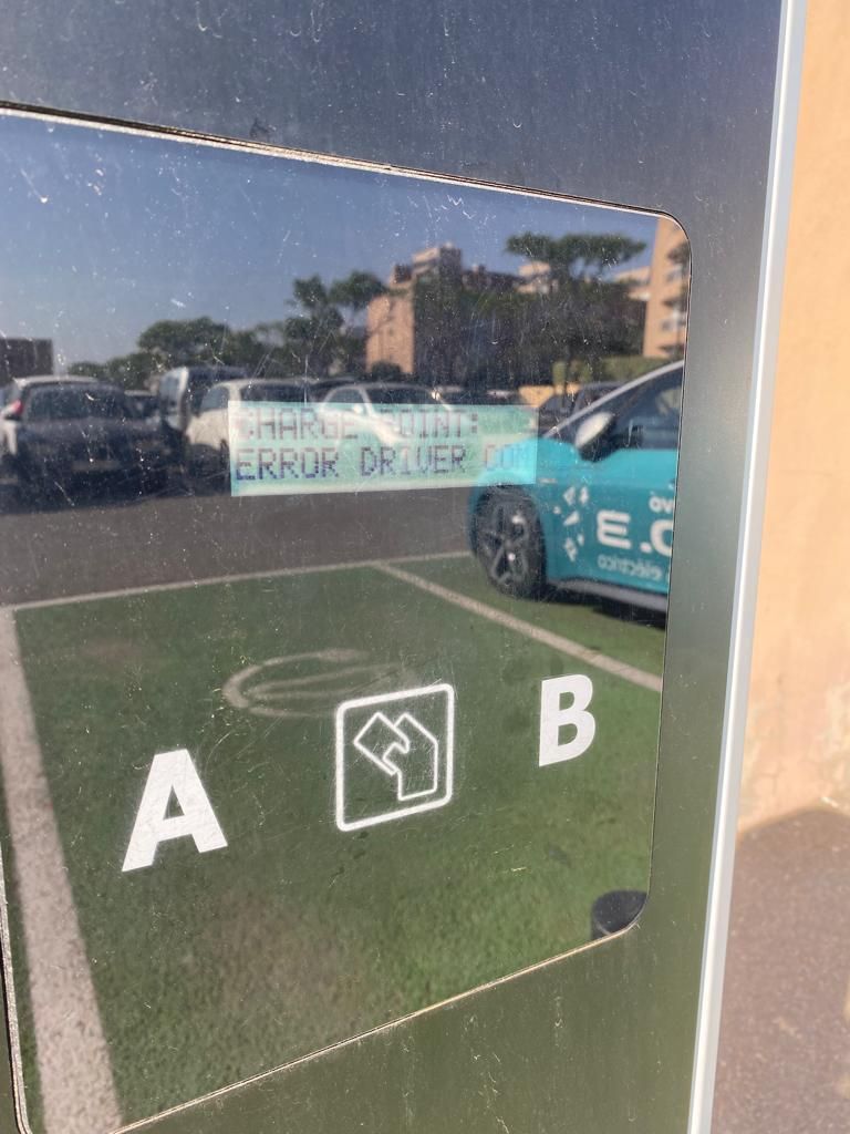 Uno de los puntos de carga fuera de servicio ubicado en el parking de los Multicines de Ibiza