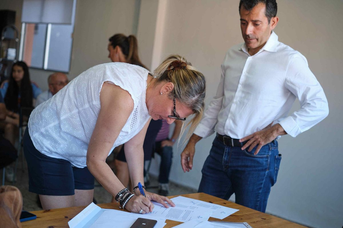 Momento de la firma del acuerdo entre el concejal Juan José Martínez y la presidenta de la plataforma vecinal.