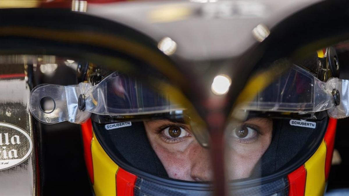 Carlos Sainz, totalmente concentrado, dentro de su casco en Canadá