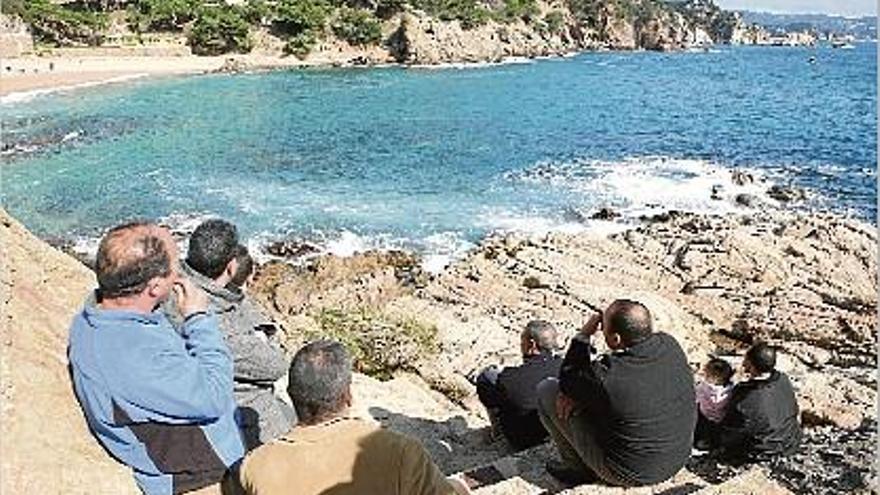 Companys i familiars del desaparegut esperant rebre notícies dels equips de rescat a la Cala Bona.