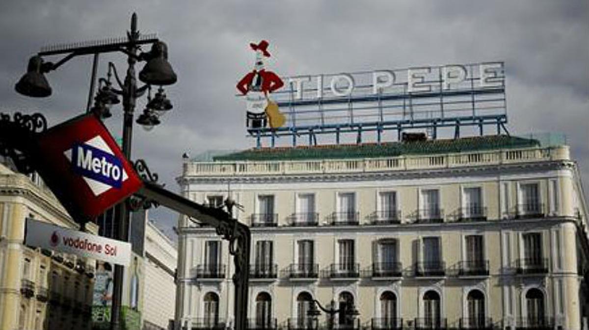 El cartell de Tío Pepe col·locat dalt del número 11 de la Puerta del Sol