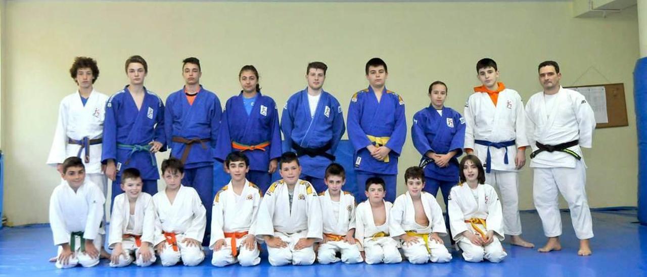 Los judokas del equipo mierense, antes de una sesión en el polideportivo de Oñón.