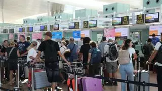 La Policía efectúa controles de identidad aleatorios en el aeropuerto de Barcelona en vuelos desde Italia