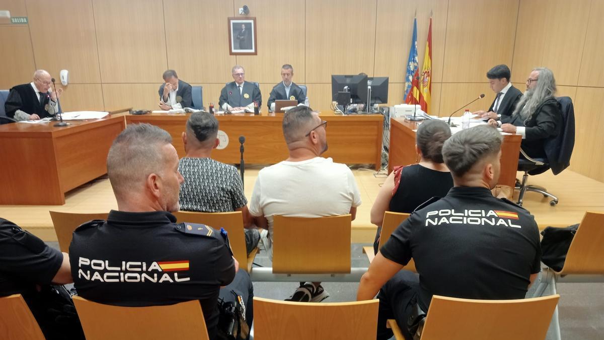 Los dos acusados, en el centro, solo respondieron a las preguntas de su abogado