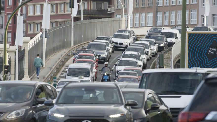 Atasco a la entrada de A Coruña. |  Casteleiro