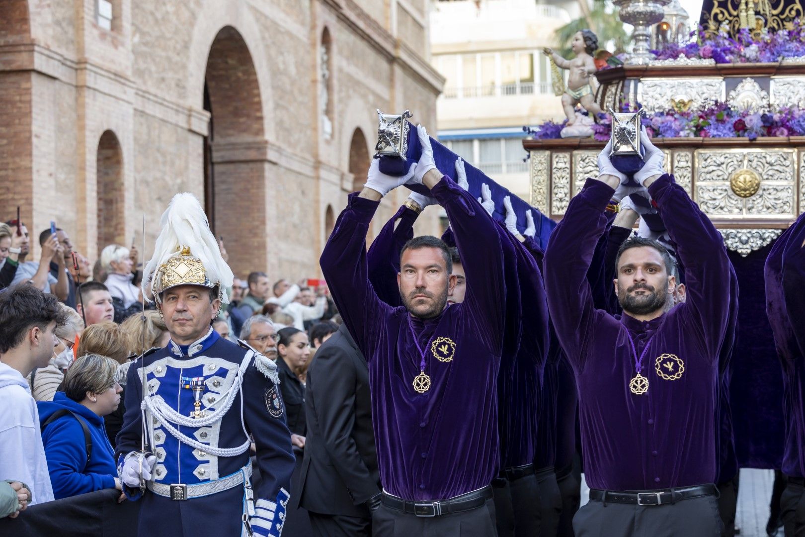 La procesión del Santo Entierro de Cristo del Viernes Santo en Torrevieja, en imágenes