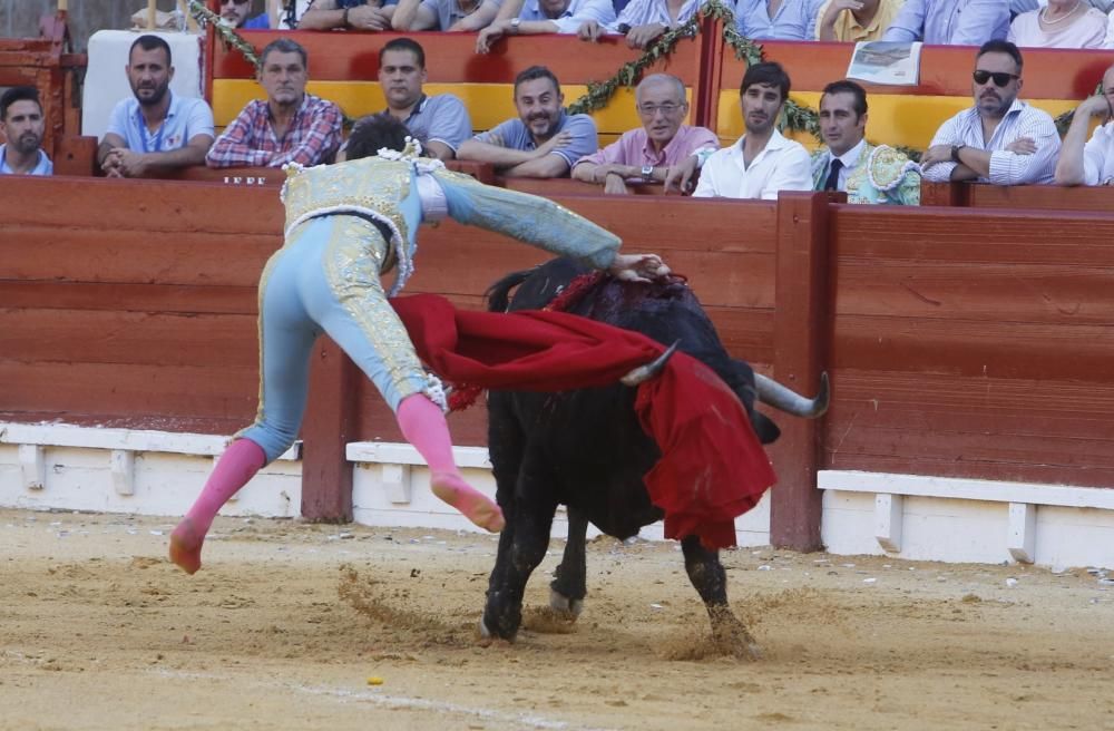 El torero granadino desoreja a un gran ejemplar de Luis Algarra tras un magistral tercio de banderillas