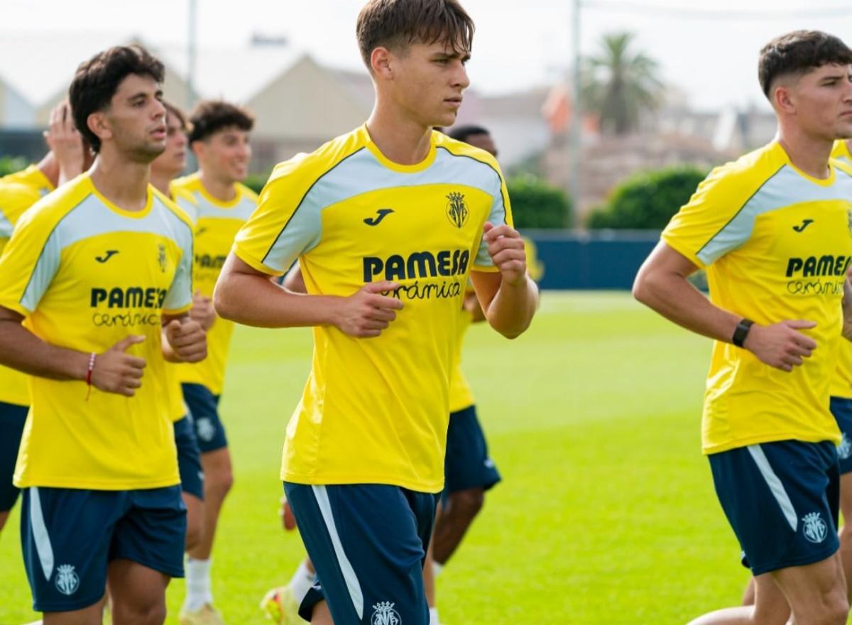 Unai Rodríguez, en el centro, entrenando con el filial del Villarreal.